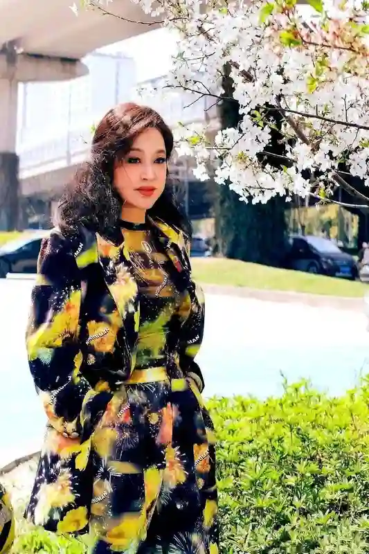刘晓庆晒照自然又自信，比以前穿的好看，虽然花里胡哨却显好身材！