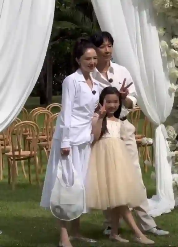 董璇二婚对象疑似演员张维伊 婚宴照曝光