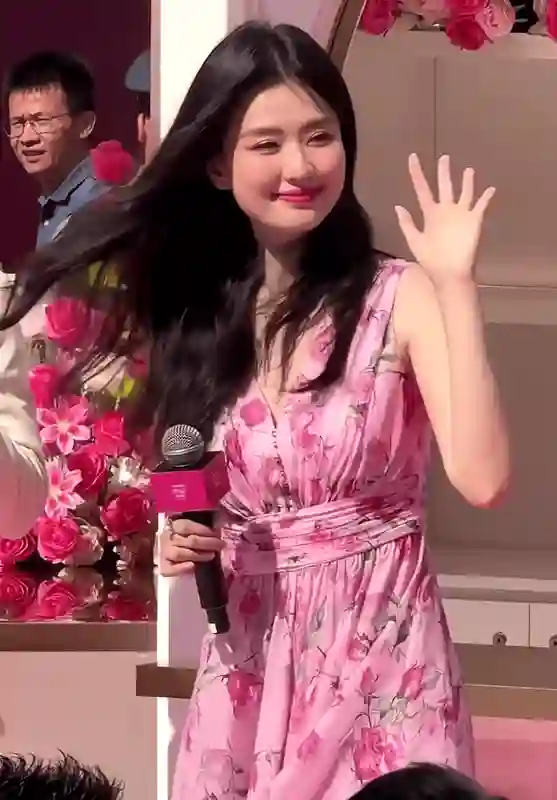 31岁乔欣嫁豪门后状态绝了，穿浅紫色碎花裙温柔有气质，脸圆了旺夫相明显