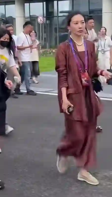 章子怡现身活动嫂子陪同现身，跟在身后像助理，曾出演知名角色