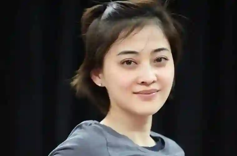 50岁梅婷南京被偶遇，路人视角难以言喻，腰粗脸大肉眼泡加大背头