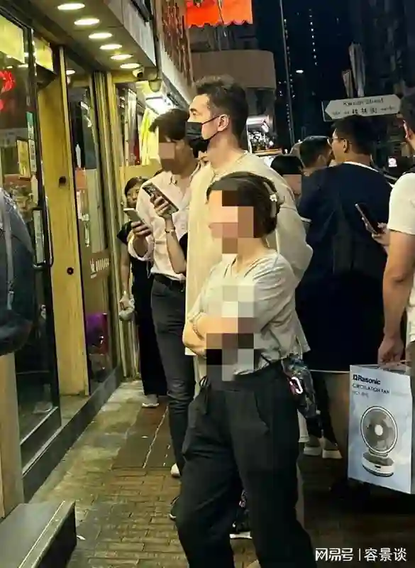 港星陈豪晚上出街，排队买车仔面，穿着袜子和拖鞋，完全不像明星