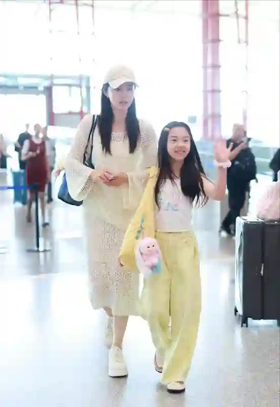 明星带娃过暑假，孙俪一家上山下海，董璇女儿跳舞惊艳，钟丽缇女儿似明星