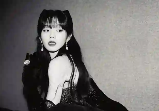 田曦薇穿碎钻裙优雅满分！黑白相片秒变复古美人