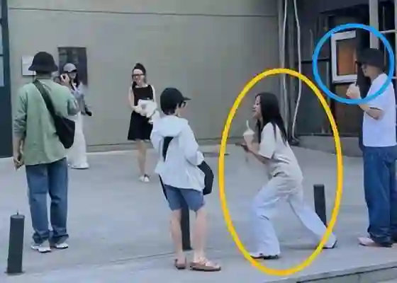好了伤疤忘了疼！贾乃亮李小璐合体出游，女儿甜馨表现惹众议