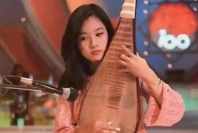 成龙第二个私生子曝光！她与林青霞齐名，带子嫁人，过往生活被扒