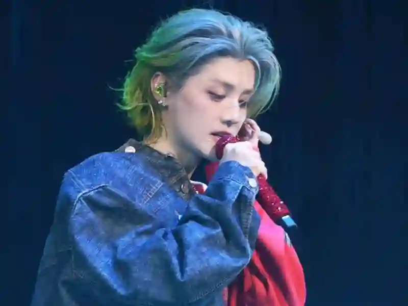 鹿晗演唱会独缺关晓彤，七年情感成谜，舞台大屏暗藏玄机
