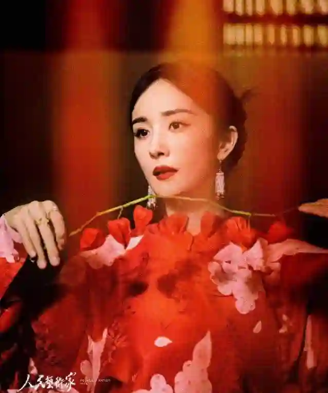 杨幂不如赵丽颖大气？古偶多年跌神坛，流量女王转型电影咖？