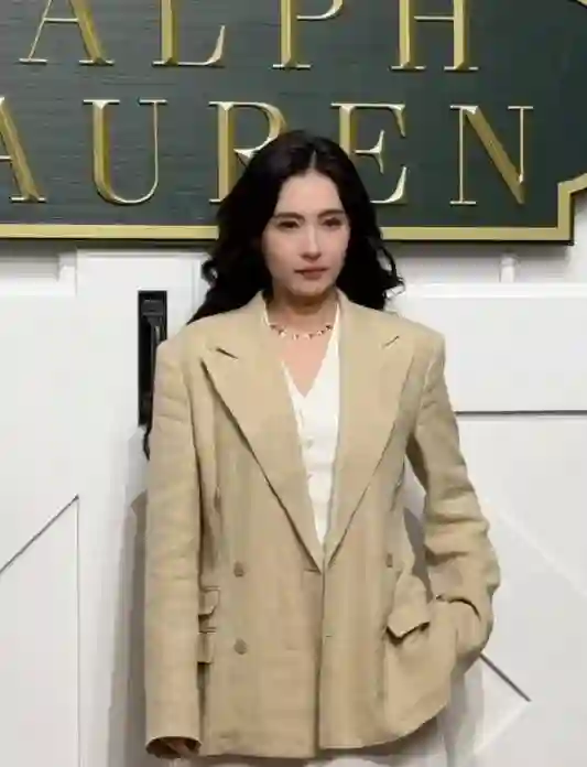张柏芝现身上海张园，披身“麻布”却贵似豪门女主