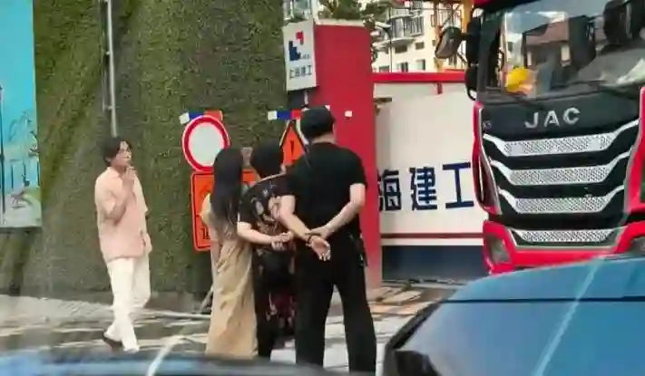 伊能静和秦昊出行，都穿着拖鞋，松弛随意，力破婚姻有变的传闻