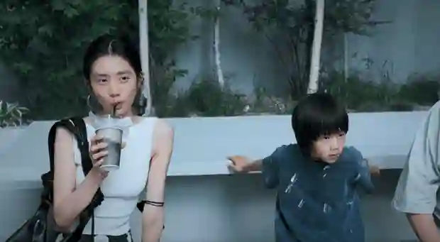 孙莉晒一家五口暖心日常，小儿子罕见露正脸，颜值随爸妈优越吸睛