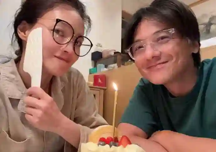 舒淇49岁生日秀恩爱，和冯德伦素颜合照超甜