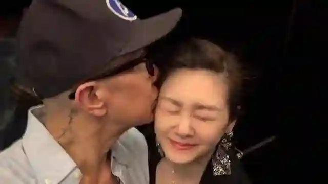 小S低调赴韩引猜测，最新照片曝光，状态极差，瘦得撑不起衣服