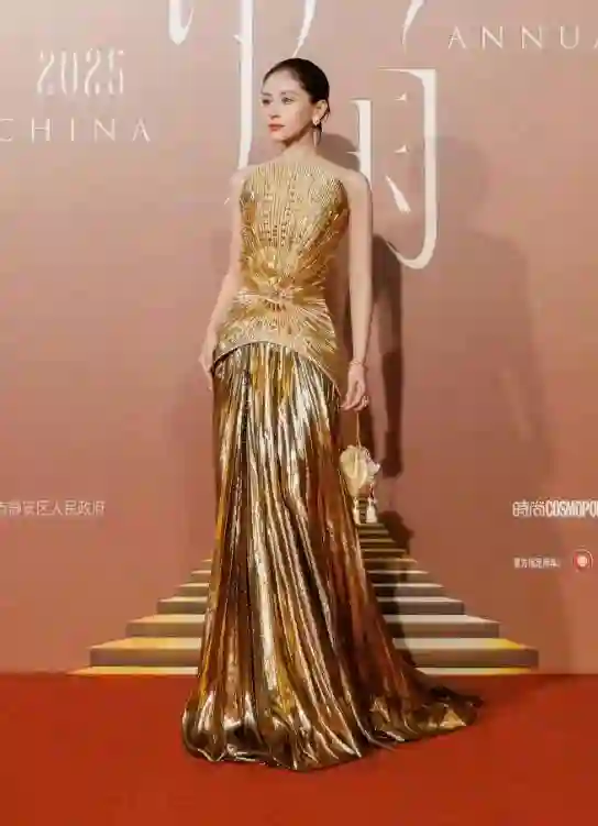 红毯惊喜不断！王子文摔倒、赵露思回归，袁姗姗变脸认不出