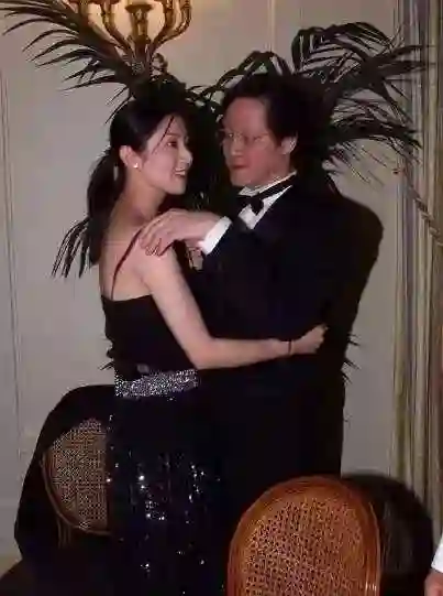 TVB前女星张玉珊与向华胜侄子合照，身家超3亿，深受向家人尊重
