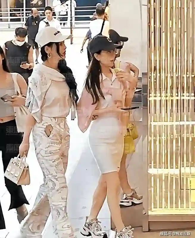 方媛挺肚逛街，郭富城打麻将无意曝三胎是儿子，输钱也乐开花！