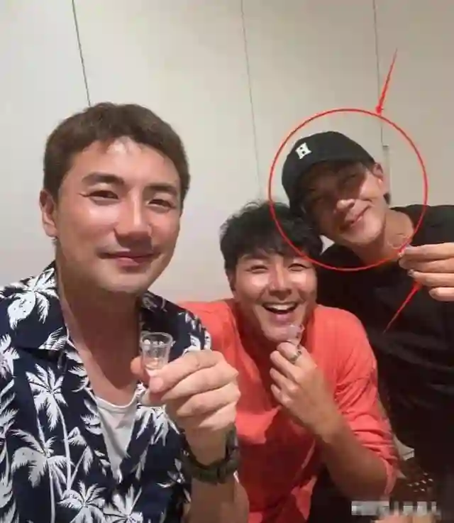 49岁刘恺威近照曝光!眯眼尬笑一脸猥琐太油腻,与杨幂状态像两代人