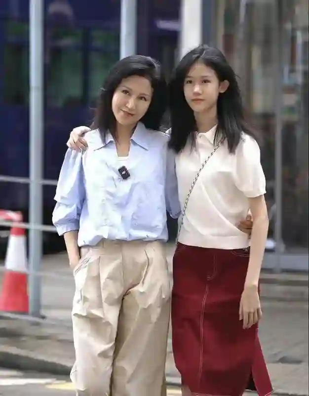 陆毅妻子鲍蕾晒樱花合影，母女花迷人，网友赞叹比李湘女儿清纯