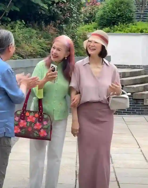 71岁林青霞去江西旅游，<em>打扮</em>贵气，穿一身名牌，街头向粉丝送飞吻