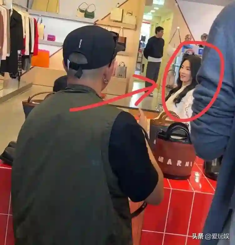 张柏芝现实长什么样？路人镜头才是照妖镜，怪不得都说王菲比不过