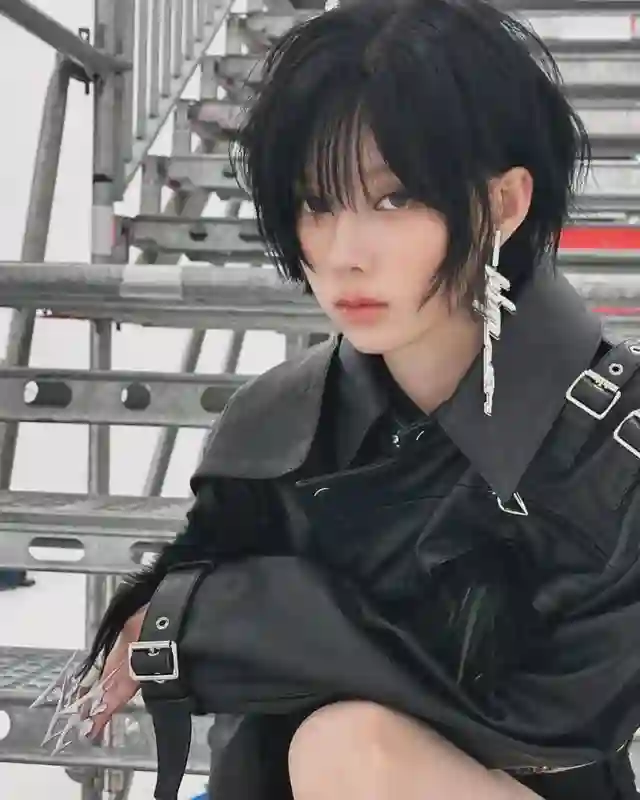 剪短还不够，赵丽颖的翘翘头“卷”得有点灵