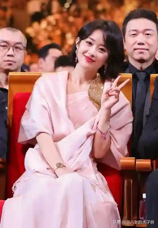 看杨幂小心翼翼还是会“踩坑”，才明白赵丽颖“不合群”有多清醒