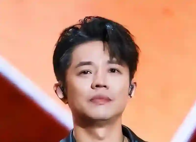 普思传奇玲花在演唱会上深鞠躬道歉，无一人退票，曾毅偷偷抹眼泪