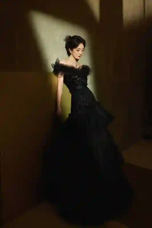 杨幂穿黑裙戴绿宝石项链 光影间演绎奢华贵气