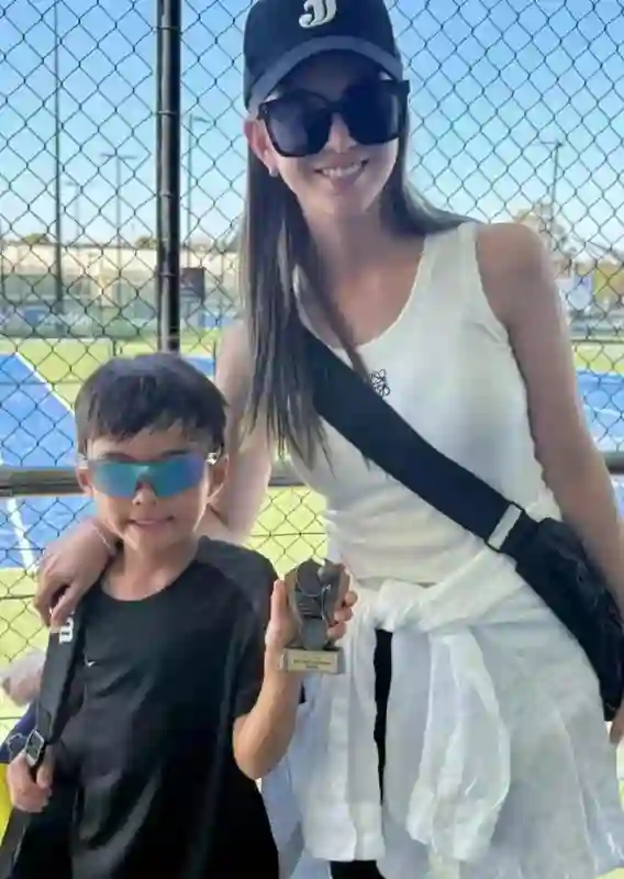 昆凌在澳洲带娃，海瑟薇快到爸爸肩膀，周杰伦背着3岁女儿好宠溺