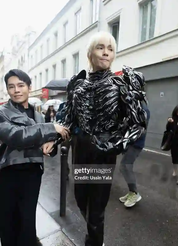 巴黎时装周：王一博帅翻，辛芷蕾脸圆了，迪丽热巴赫本风惊艳全场