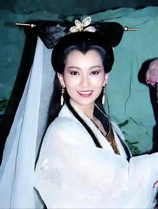 赵雅芝机场吃泡面被偶遇，喝矿泉水还得用吸管，饭后狂补妆真优雅