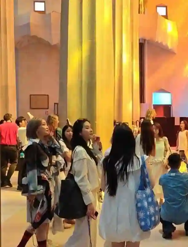 刘诗诗西班牙游玩，白衬衫配白裙清新俏丽气质佳