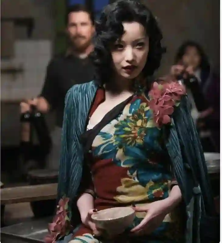 36岁倪妮瑞士偶遇，千元行头尽显白嫩肌肤，张艺谋眼光真独到