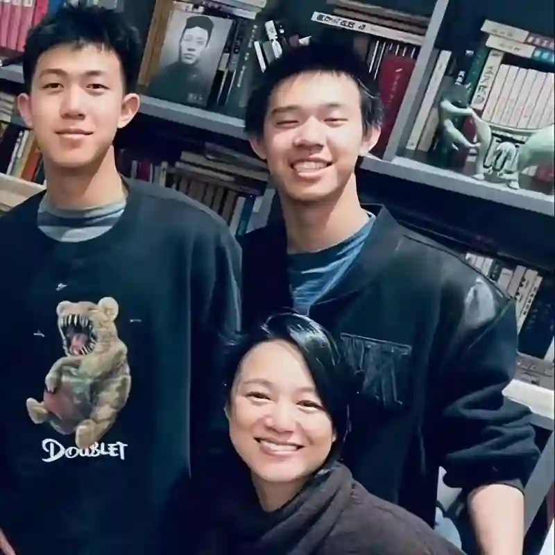 同是姜文的小孩，将法国前妻女儿和周韵儿子放在一起，差距太明显