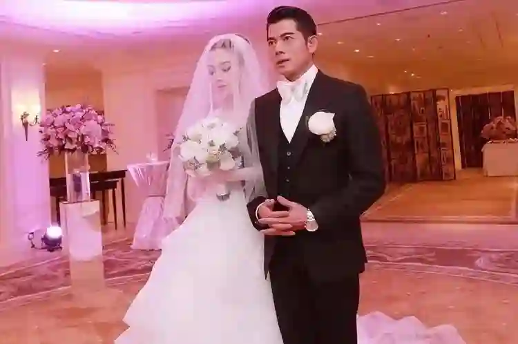 郭富城宣布方媛怀三胎！又是发红包，又是敬酒，全是讨好妻子一家