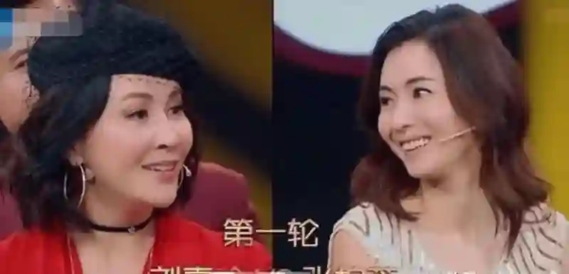 59岁刘嘉玲与45岁张柏芝同台，二人表情不自然，眼神也无过多交集