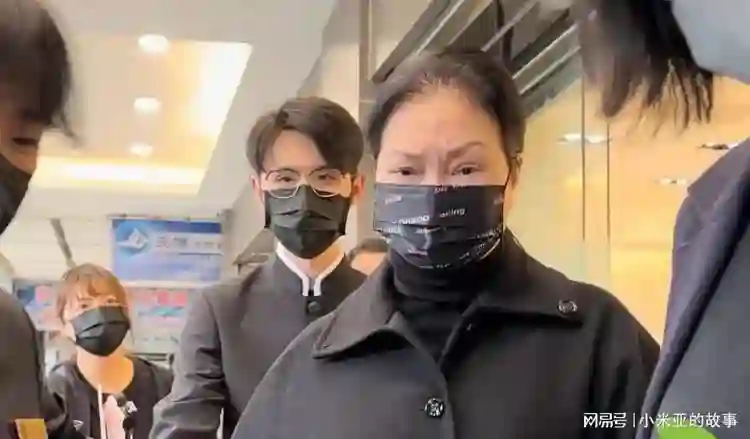 看到小S搬出住了20年的帝宝，才发现大S是S家唯一有房产的人