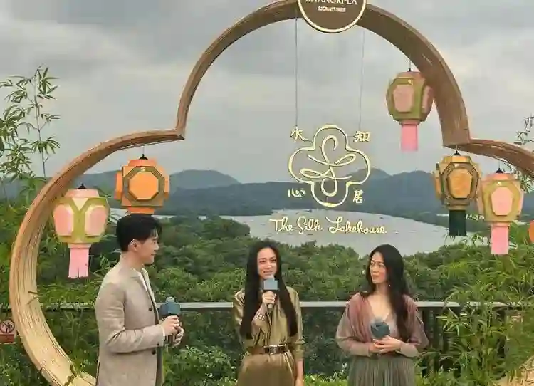 朗朗这回赚大了！不仅与4位美人同框，还紧贴着衣着大方的刘嘉玲