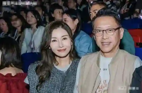 李嘉欣夫妇罕见同框！54岁脸部却紧致似少女，老公许晋亨老态明显