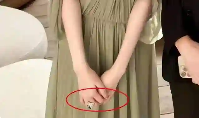 叶珂被曝产女后首露面！参加洋房展生活优渥，戴大钻戒依旧很漂亮