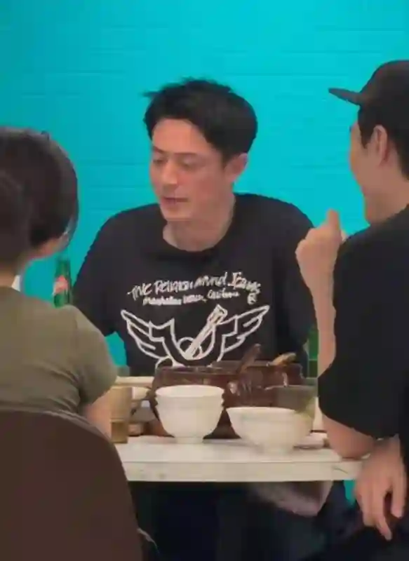 霍建华私下聚会被偶遇，四男二女喝到微醉，全程没看到老婆林心如
