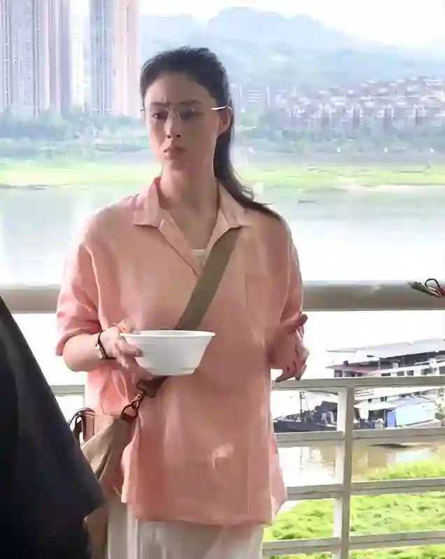 暴瘦脱相、毫无美感，这一次，谁都救不了被畸形审美毒害的蒋欣！