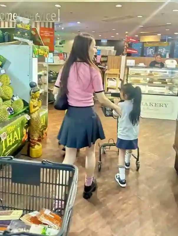 方媛带女儿逛超市被偶遇，怀三胎了仍穿厚底鞋！站姿显得有些豪放