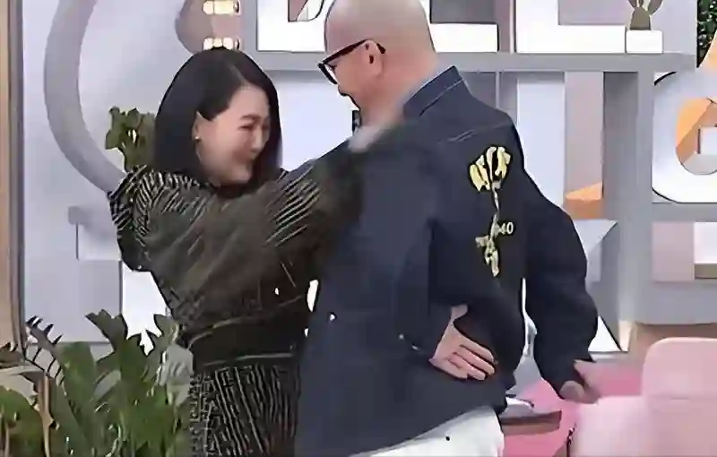 小S被爆料，为照顾姐夫具俊晔已与老公离婚，两人吃饭还有肢体接触