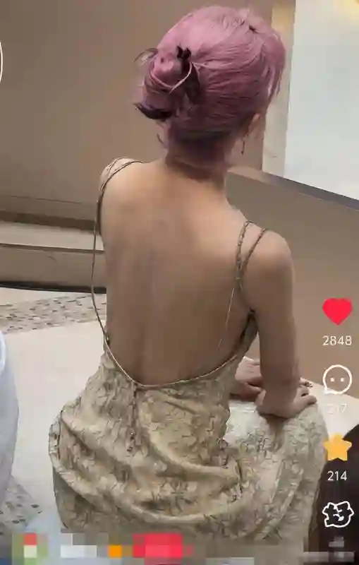 赵丽颖恋爱风波后首露面！工作人员说话满脸冷漠，后背全露太抢镜