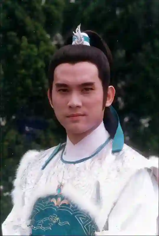 他是刘德华唯一绝交的朋友，两人曾被传言为断背，今成光头大叔