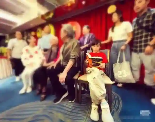 68岁尔冬升携9岁女儿现身香港金像奖，女友罕见露面，撞脸汤唯！