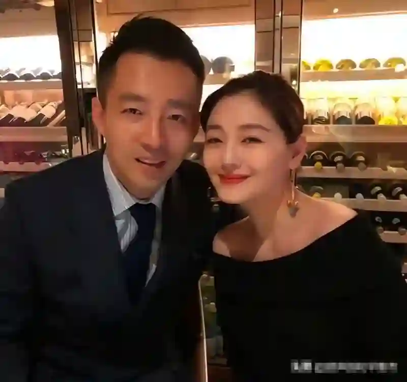 大S子女返京，体态动作惹人疼！生前财务状况堪忧，早已捉襟见肘