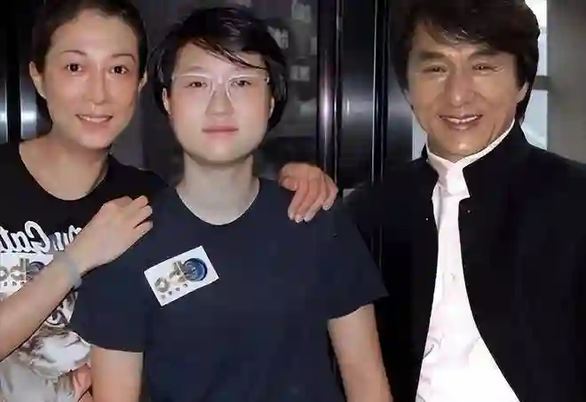 最惨星二代！母亲虐我，巨星爸爸不认我，就连同性妻子也抛弃了我