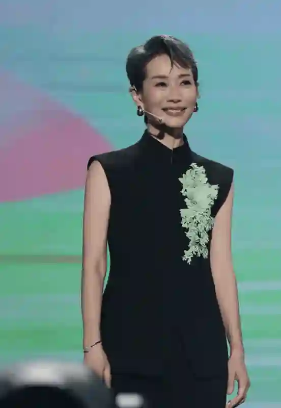叶童一袭白衣超凡脱俗 与观众互动动作俏皮